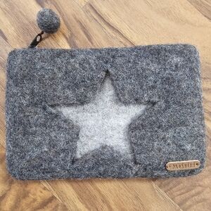 Gray Felt Star Pouch with Zipper Pull